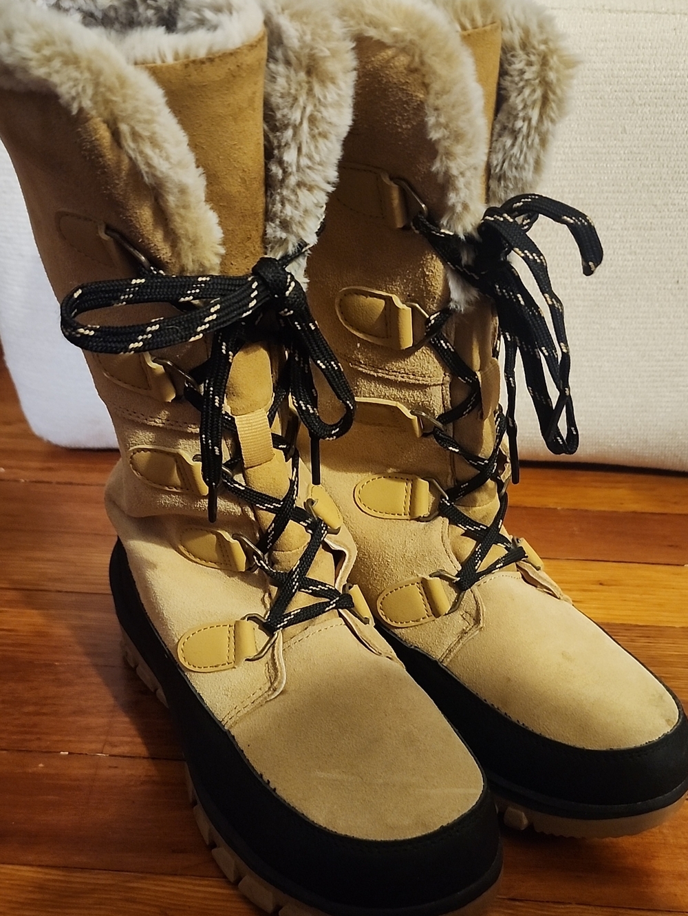 Women’s Tan Fur-Trim Winter Lace-Up Boots